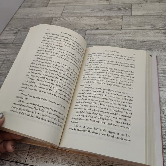 In‎ This Moment BY Karen Kingsbury - Baxter Family - Hardcover with Dust Jacket - Picture 12 of 13